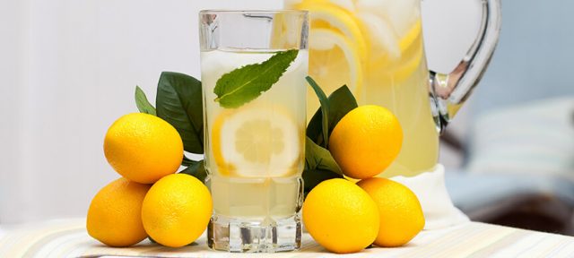 Drinking-lemon-water-Pitcher-and-glass-of-lemon-water.-640x288.jpg